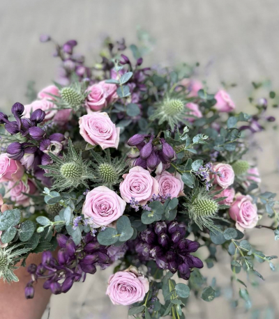 Ziedu pušķis no dažādiem ziediem "HIM"