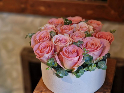 Klasiska ziedu kastīte no rozā rozēm "PARIS"