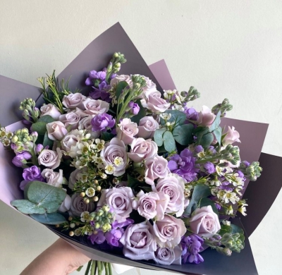 Ziedu pušķis ar krūmrozēm "LILLAC FUN"