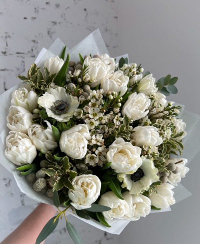 Ziedu pušķis pavasarīgiem ziediem "WHITE PERFECTION"