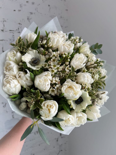 Ziedu pušķis pavasarīgiem ziediem "WHITE PERFECTION"