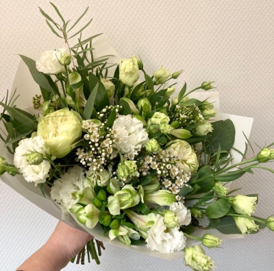 Ziedu pušķis baltos toņos "WILD"