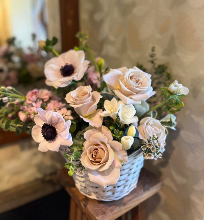 Ziedu kastīte - grozs no gaišiem ziediem "DIMOND"