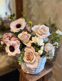 Ziedu kastīte - grozs no gaišiem ziediem "DIMOND"