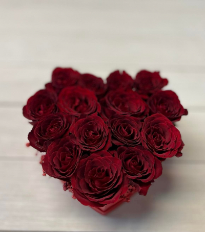 Ziedu kastīte no rozēm sirds formā