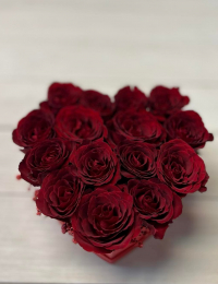 Ziedu kastīte no rozēm sirds formā